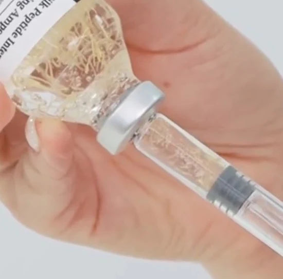 Inserisci la siringa e inclina delicatamente l’ampolla per prelevare la formula